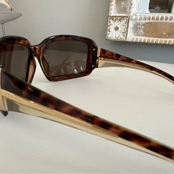Prada Sunglasses style SPR 01H. Like new! - Picture 4 of 7